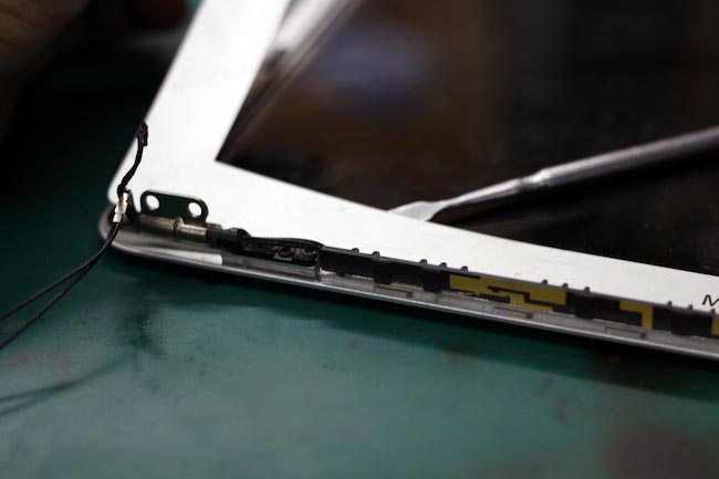 Снятие рамки дисплейного модуля при замене матрицы ноутбука MacBook Air