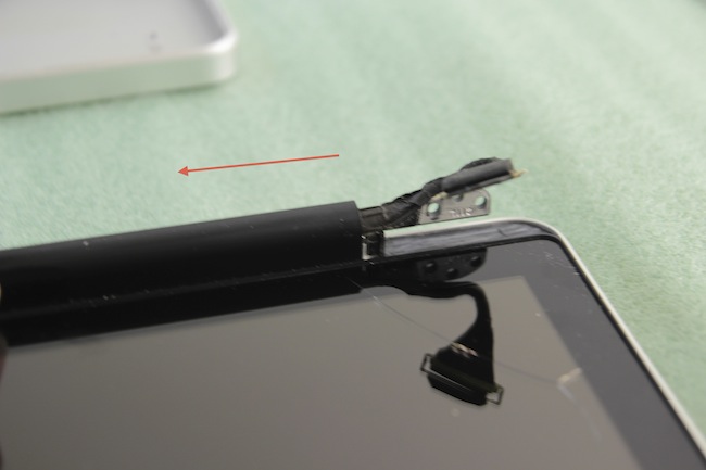 Сдвигаем черную пластиковую крышку Wi-Fi вдоль экрана MacBook Pro