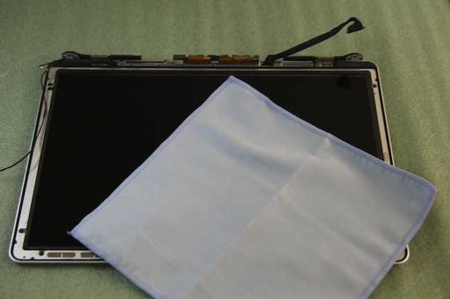 Очистка поверхности матрицы ноутбука Apple MacBook Pro тряпочкой из микрофибры